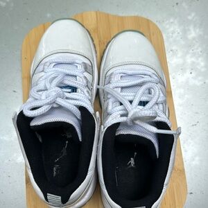 Air jordan boys size  4 .. one scuff mark on side - barely worn by my son .